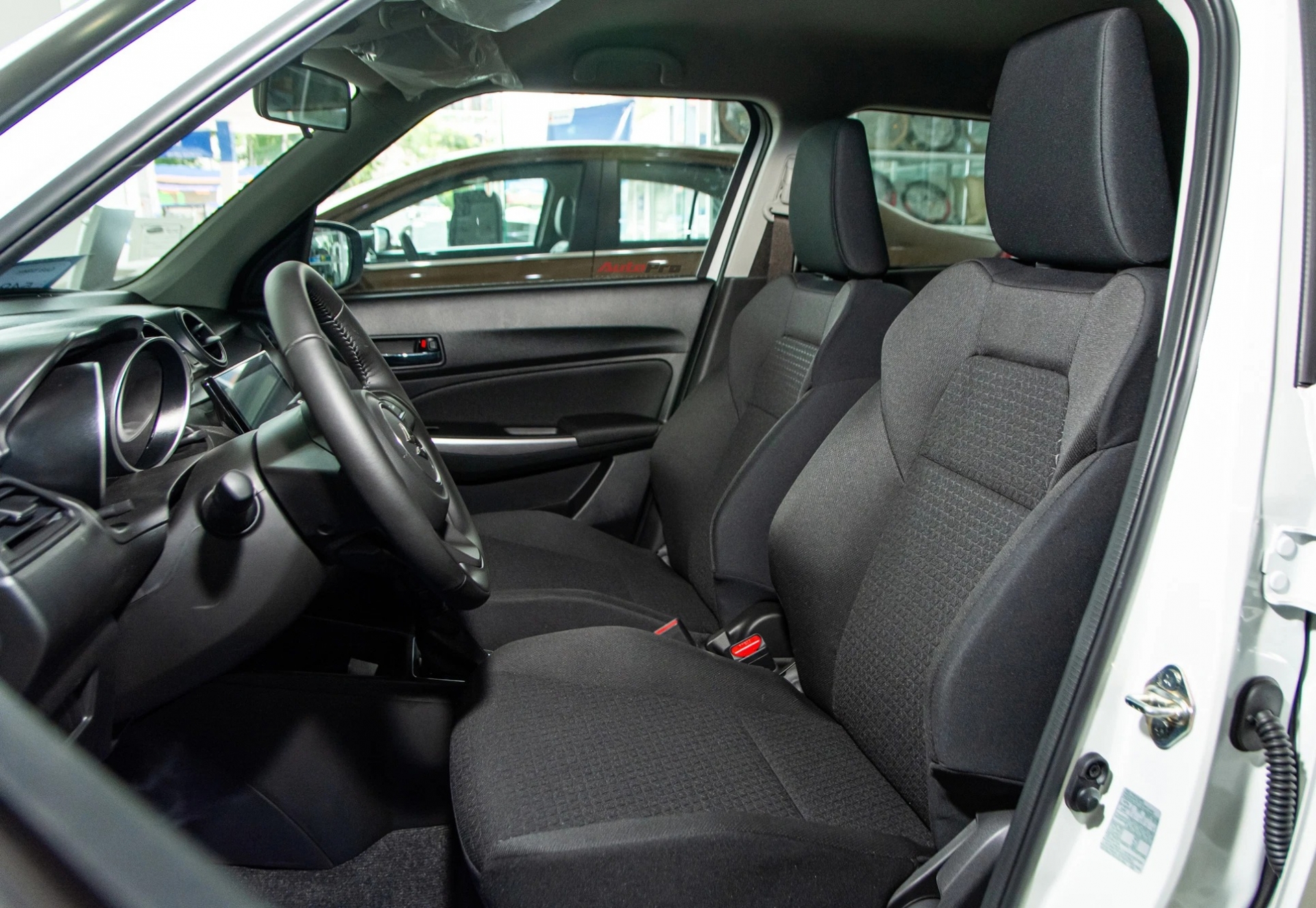 Xả kho giảm giá cực mạnh, Suzuki Swift về ngay mức giá không tưởng - Ảnh 4