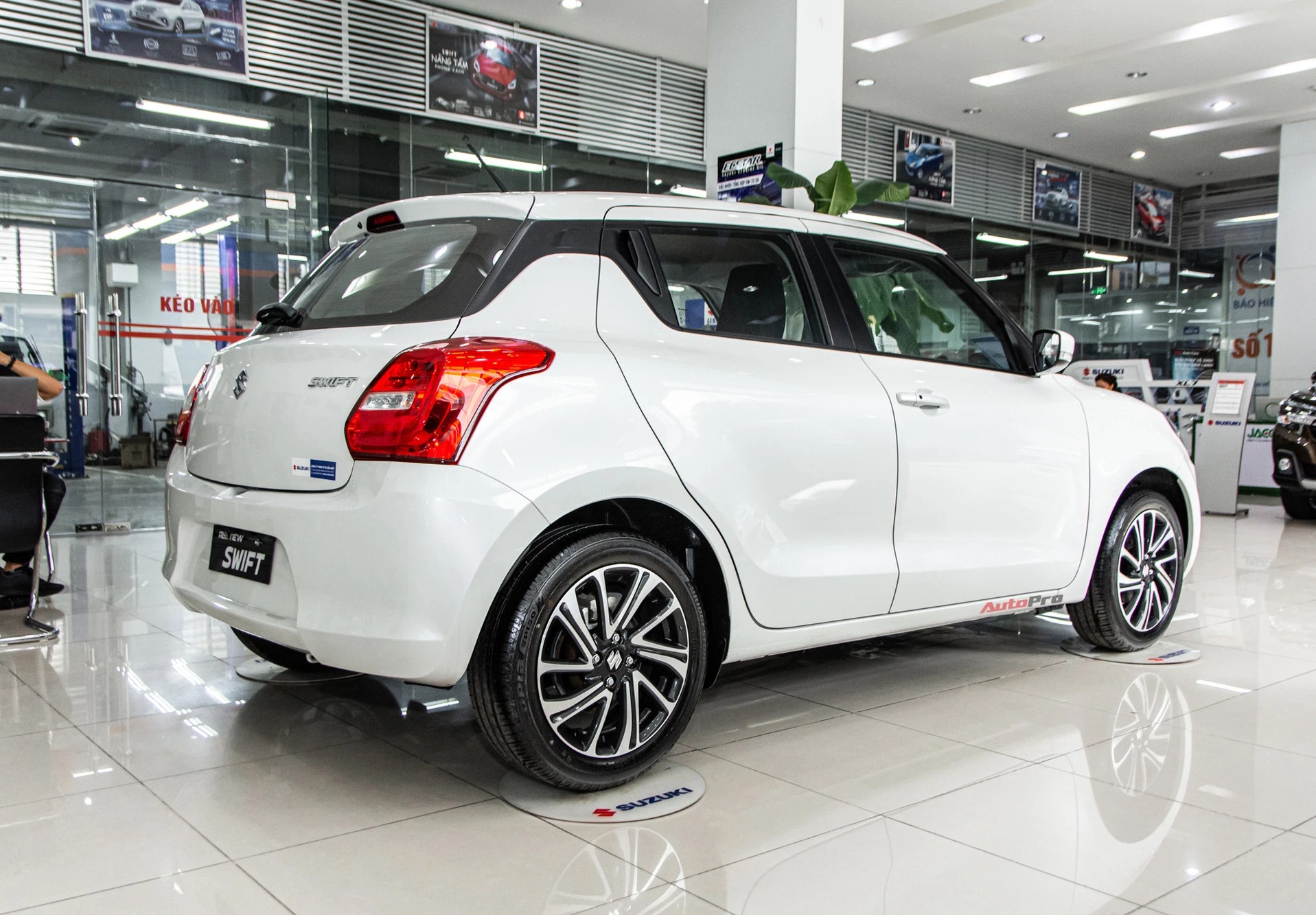 Xả kho giảm giá cực mạnh, Suzuki Swift về ngay mức giá không tưởng - Ảnh 2