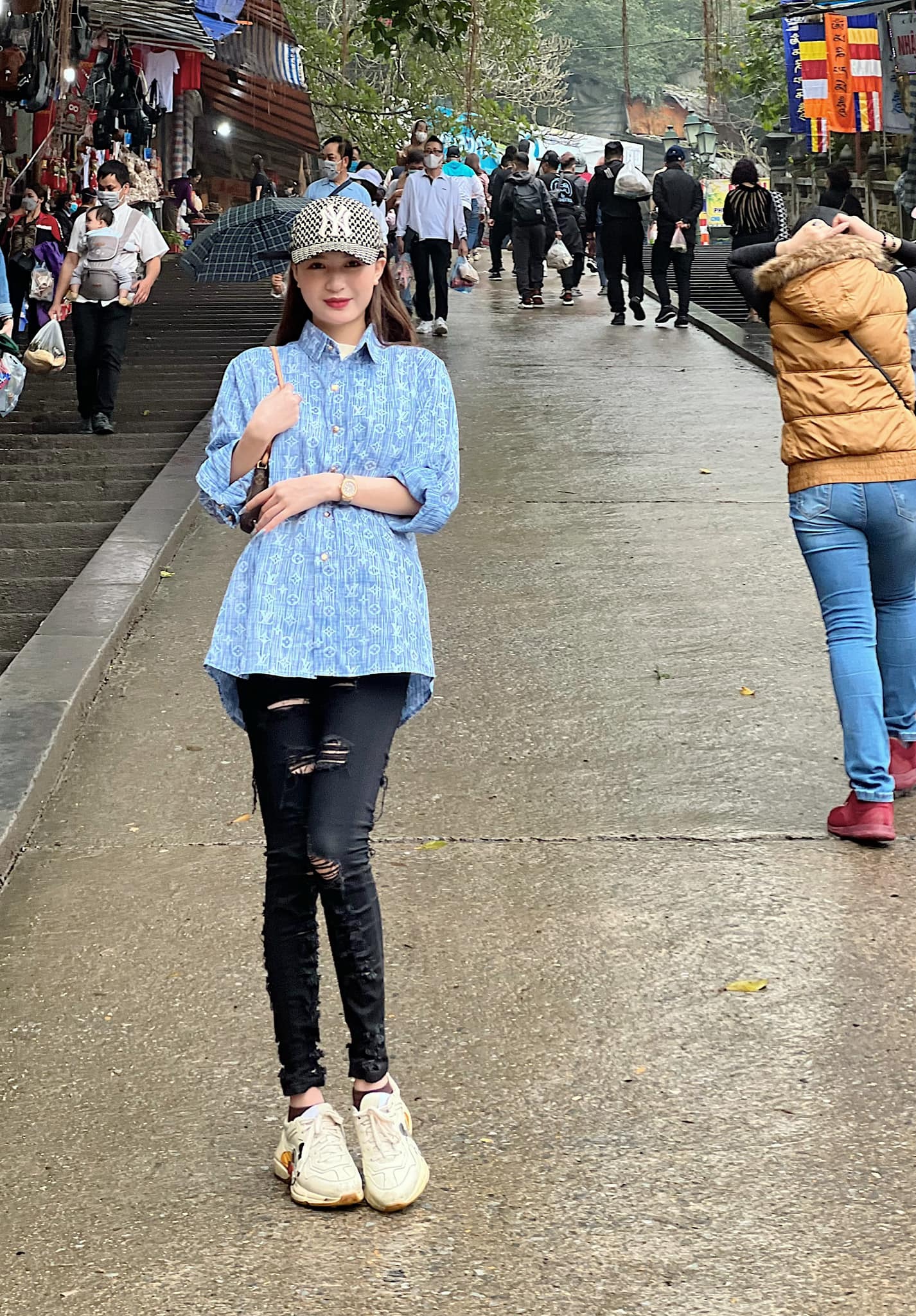 Anh Thư chọn trang phục kín đáo khi đi chùa (Ảnh FBNV) Anh Thư chọn trang phục kín đáo khi đi chùa (Ảnh FBNV)