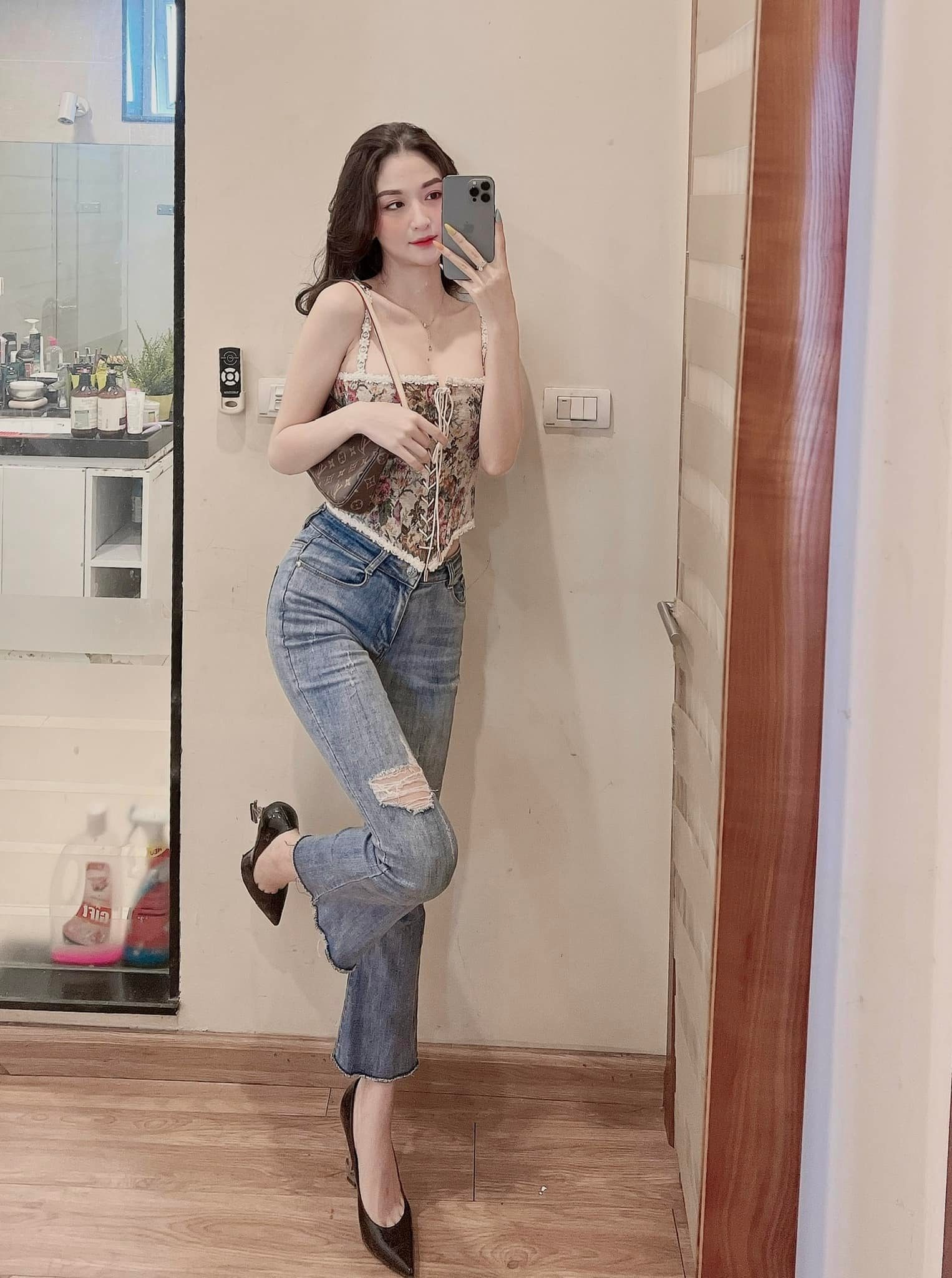 Hot girl 'clip 8 phút' Vũ Thị Anh Thư lộ cuộc sống hiện tại hậu biến cố - Ảnh 2 Hot girl 'clip 8 phút' Vũ Thị Anh Thư lộ cuộc sống hiện tại hậu biến cố - Ảnh 2