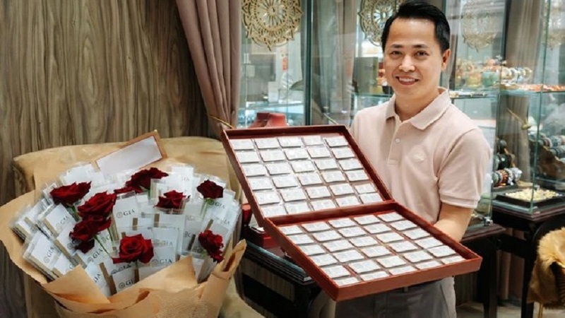 Chủ cửa hàng chốt 2 đơn 99 bông hoa kim cương