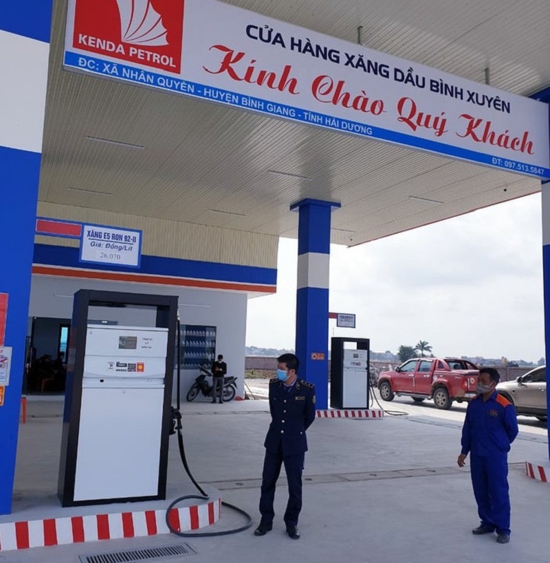 Hải Dương: Đình chỉ cây xăng bán nước lã khiến xe chết máy hàng loạt (Ảnh: Dân Việt)