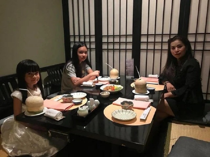 Bà Thảo và hai con gái Bà Thảo và hai con gái