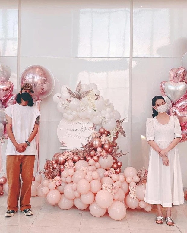 Bạn trai và bạn thân Tangmo chụp ảnh chung