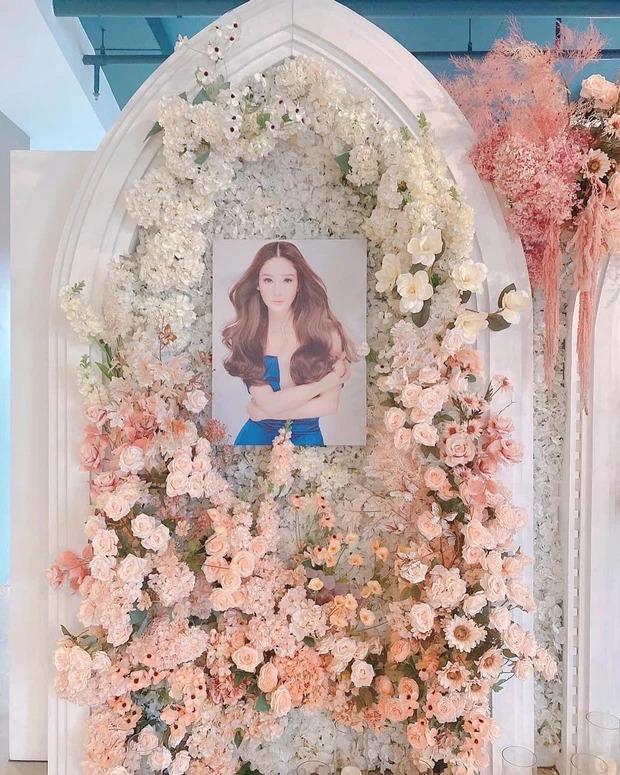 Nhà thờ cử hành tang lễ Tangmo được trang hoàng nhiều hoa tươi