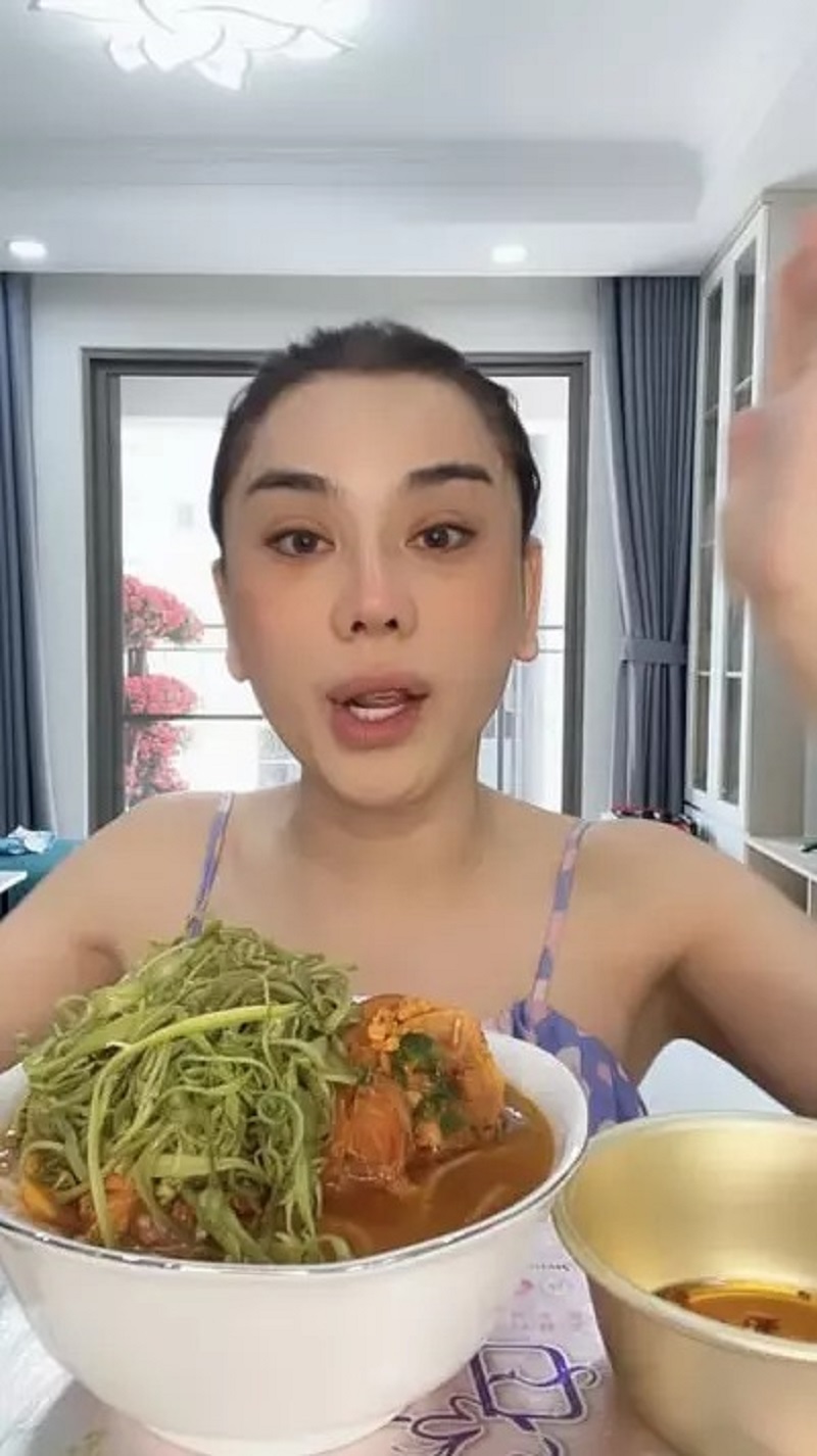 Giật mình ngắm mặt mộc Lâm Khánh Chi hậu ly hôn, liệu còn xứng danh 'công chúa chuyển giới'? - Ảnh 4