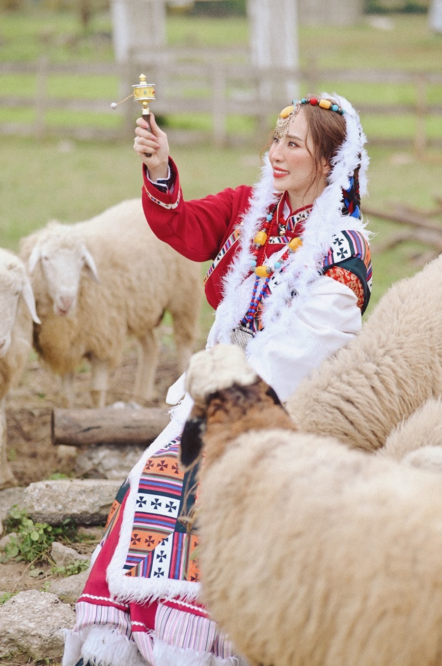 'Cá sấu chúa' Quỳnh Nga biến hóa thành gái Mông Cổ, kín đáo nhưng vẫn xinh đẹp - Ảnh 6