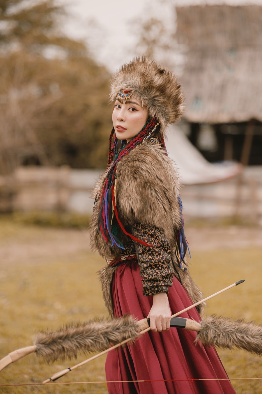 'Cá sấu chúa' Quỳnh Nga biến hóa thành gái Mông Cổ, kín đáo nhưng vẫn xinh đẹp - Ảnh 4