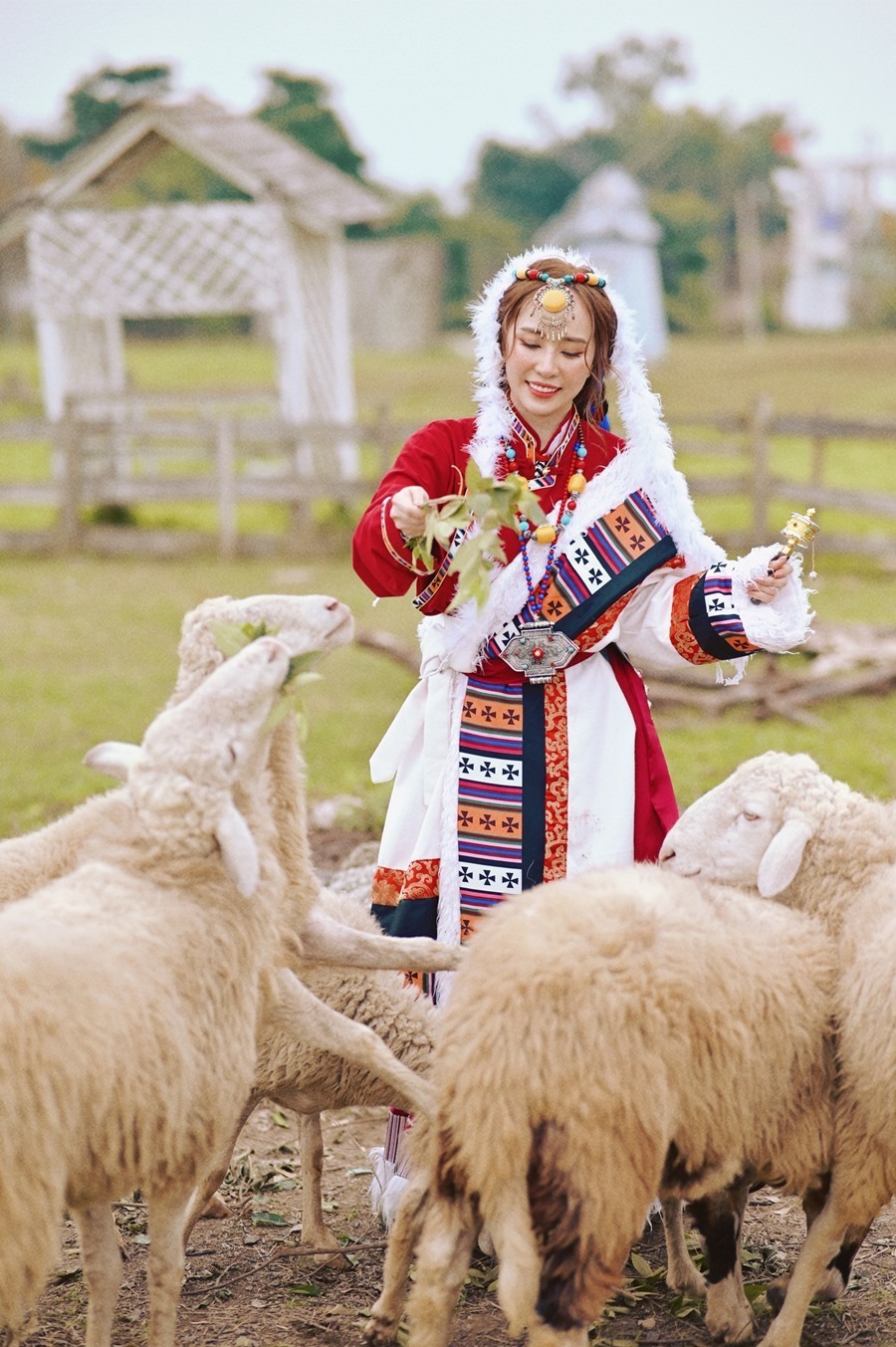 'Cá sấu chúa' Quỳnh Nga biến hóa thành gái Mông Cổ, kín đáo nhưng vẫn xinh đẹp - Ảnh 3