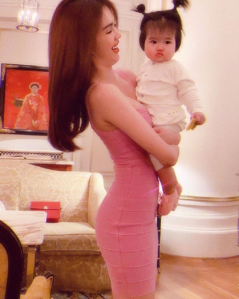 Ngọc Trinh khoe 'con gái' xinh như búp bê, dân tình dự đoán chẳng mấy nối nghiệp mẹ - Ảnh 2 Ngọc Trinh khoe 'con gái' xinh như búp bê, dân tình dự đoán chẳng mấy nối nghiệp mẹ - Ảnh 2