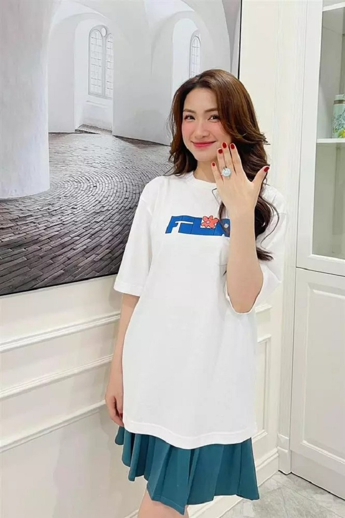 Hậu chia tay 'chồng' thiếu gia, Hòa Minzy bất ngờ khoe được tặng nhẫn 'siêu to khổng lồ' (Ảnh FBNV) Hậu chia tay 'chồng' thiếu gia, Hòa Minzy bất ngờ khoe được tặng nhẫn 'siêu to khổng lồ' (Ảnh FBNV)