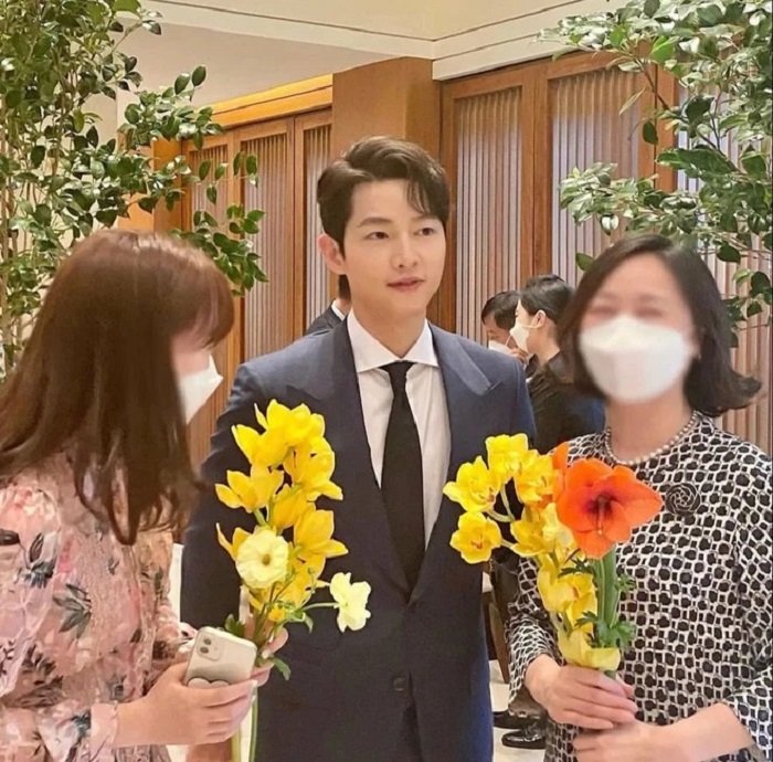 Visual đỉnh cao của Song Joong Ki tại đám cưới Hyun Bin - Son Ye Jin? 1