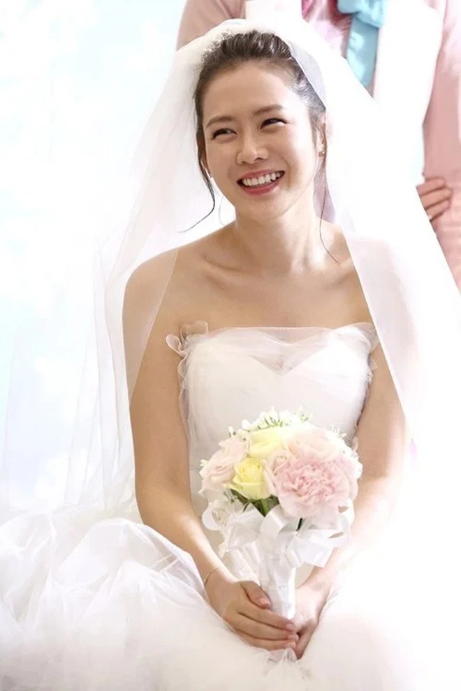 Xôn xao hình ảnh váy cưới của Son Ye Jin, có gì mà dân tình ngỡ ngàng? 4