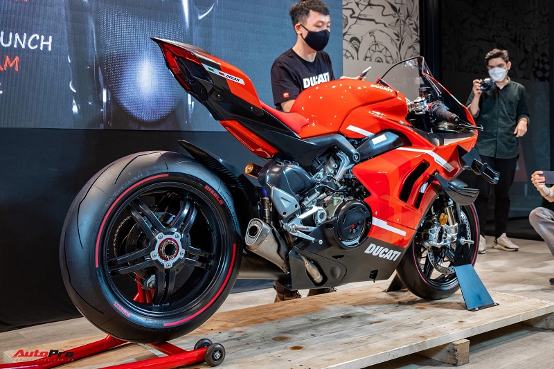 Minh Plastic easily spent 9 billion to buy 5 beautiful Ducati motorcycles 5