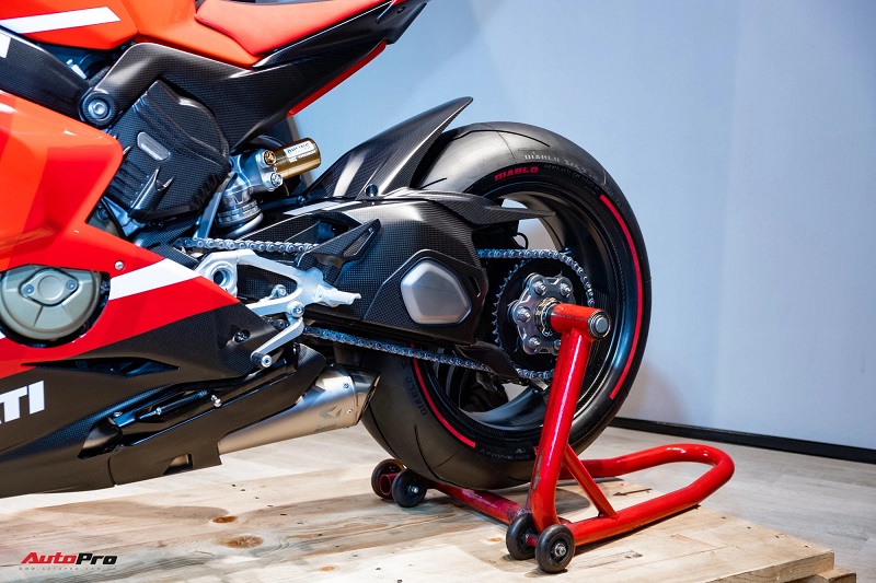 Minh Plastic easily spent 9 billion to buy 5 beautiful Ducati motorcycles 4