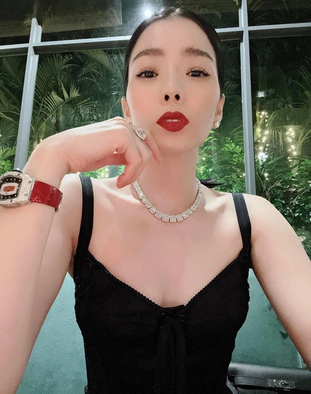 Lệ Quyên diện áo mỏng tang lộ nội y, dân mạng hỏi khó 'muốn soán ngôi Ngọc Trinh hay gì?' - Ảnh 3 Lệ Quyên diện áo mỏng tang lộ nội y, dân mạng hỏi khó 'muốn soán ngôi Ngọc Trinh hay gì?' - Ảnh 3