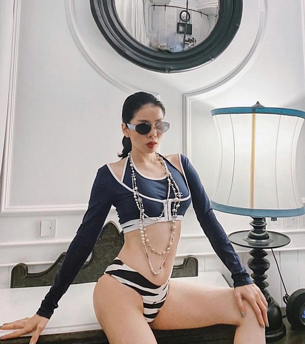 Lệ Quyên diện áo mỏng tang lộ nội y, dân mạng hỏi khó 'muốn soán ngôi Ngọc Trinh hay gì?' - Ảnh 2 Lệ Quyên diện áo mỏng tang lộ nội y, dân mạng hỏi khó 'muốn soán ngôi Ngọc Trinh hay gì?' - Ảnh 2