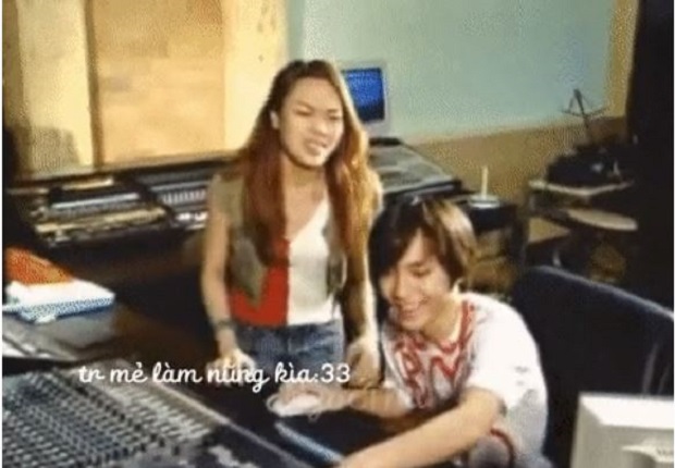 Cô nhăn nhó khi đàn anh bật nhầm beat Cô nhăn nhó khi đàn anh bật nhầm beat