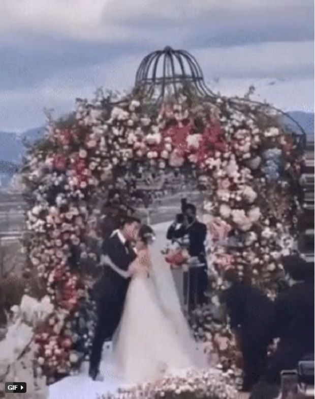 Cặp đôi khóa môi ngọt ngào