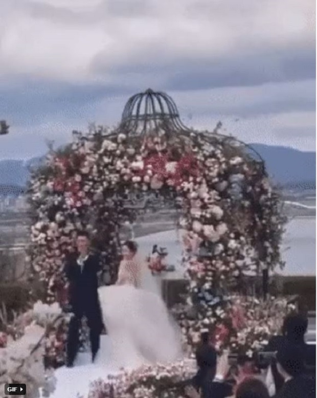 Siêu hot clip Son Ye Jin 40 tuổi lấy chồng chẳng ngại quẩy 'banh nóc' tại siêu đám cưới