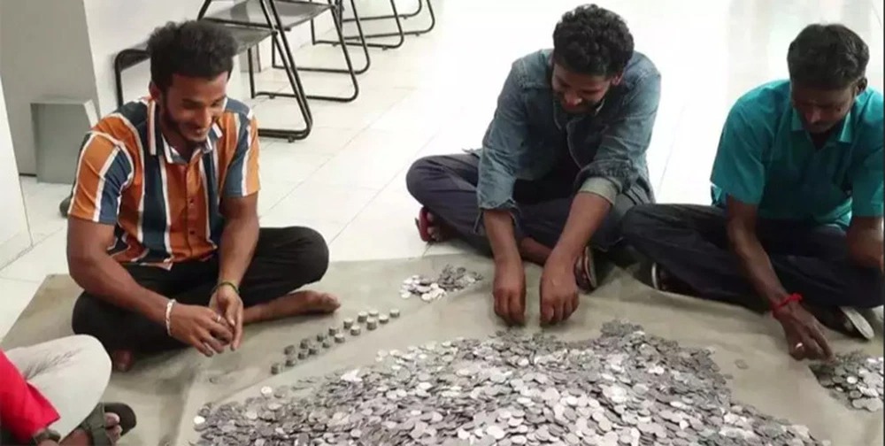 5 nhân viên cửa hàng hỗ trợ anh chàng đếm tiền