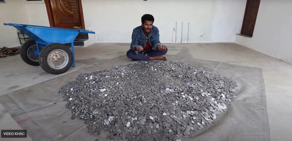 Chất chơi như thanh niên 29 tuổi, chở ô tô tải tiền xu đi mua mô tô mơ ước