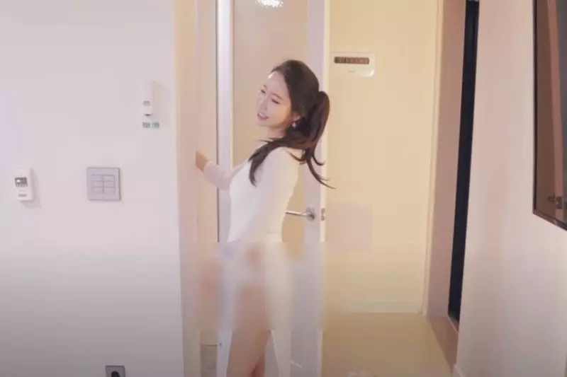 Một nữ YouTuber từng gây tranh cãi vì mặc áo dài không mặc quần Một nữ YouTuber từng gây tranh cãi vì mặc áo dài không mặc quần