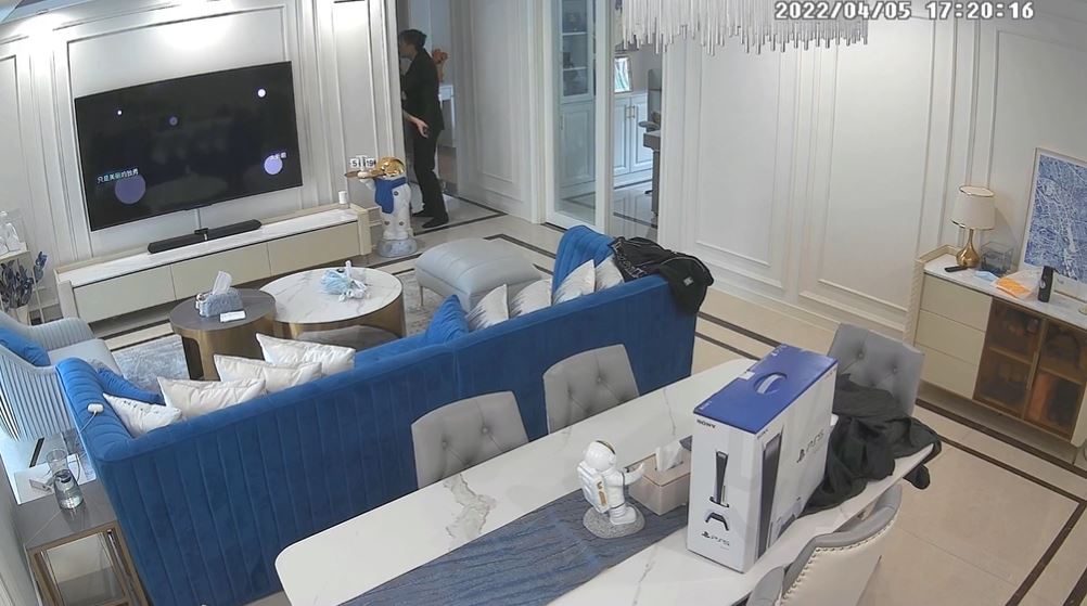 Sau giây phút vỡ òa hạnh phúc, anh chồng tiến lại tặng vợ nụ hôn ngọt ngào