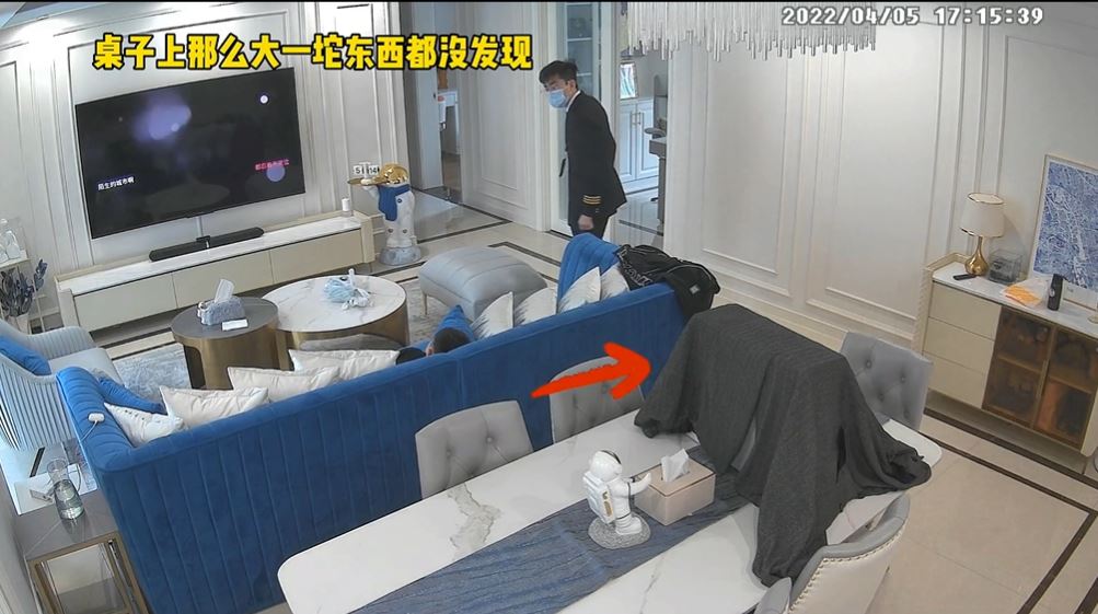 Anh chồng bước vào không hề phát hiện món quà