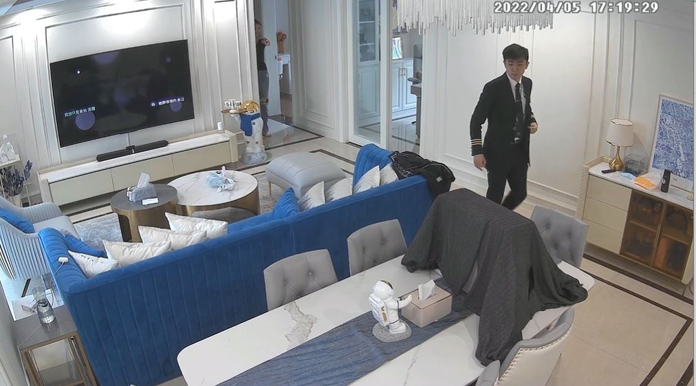 Anh được vợ chỉ cho món quà đặt trên bàn