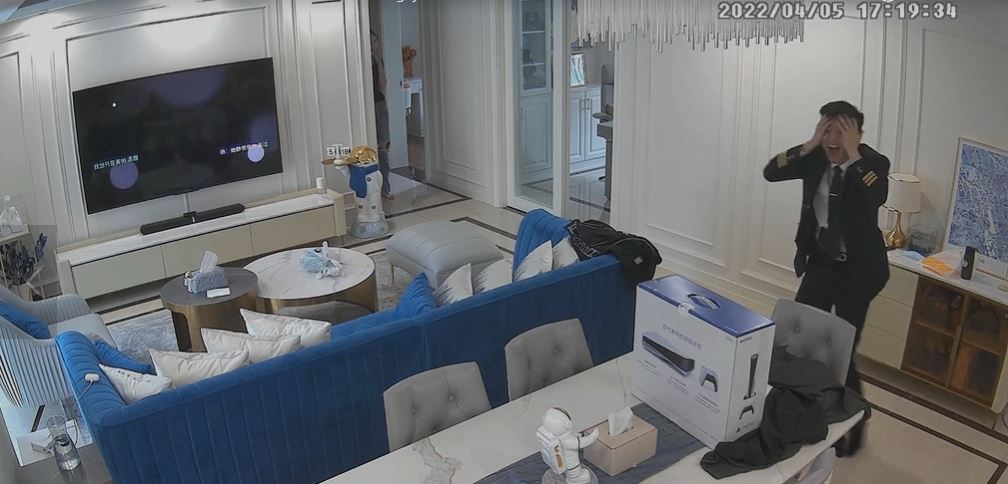 Anh chồng phấn khích tột độ khi được vợ tặng quà bí mật