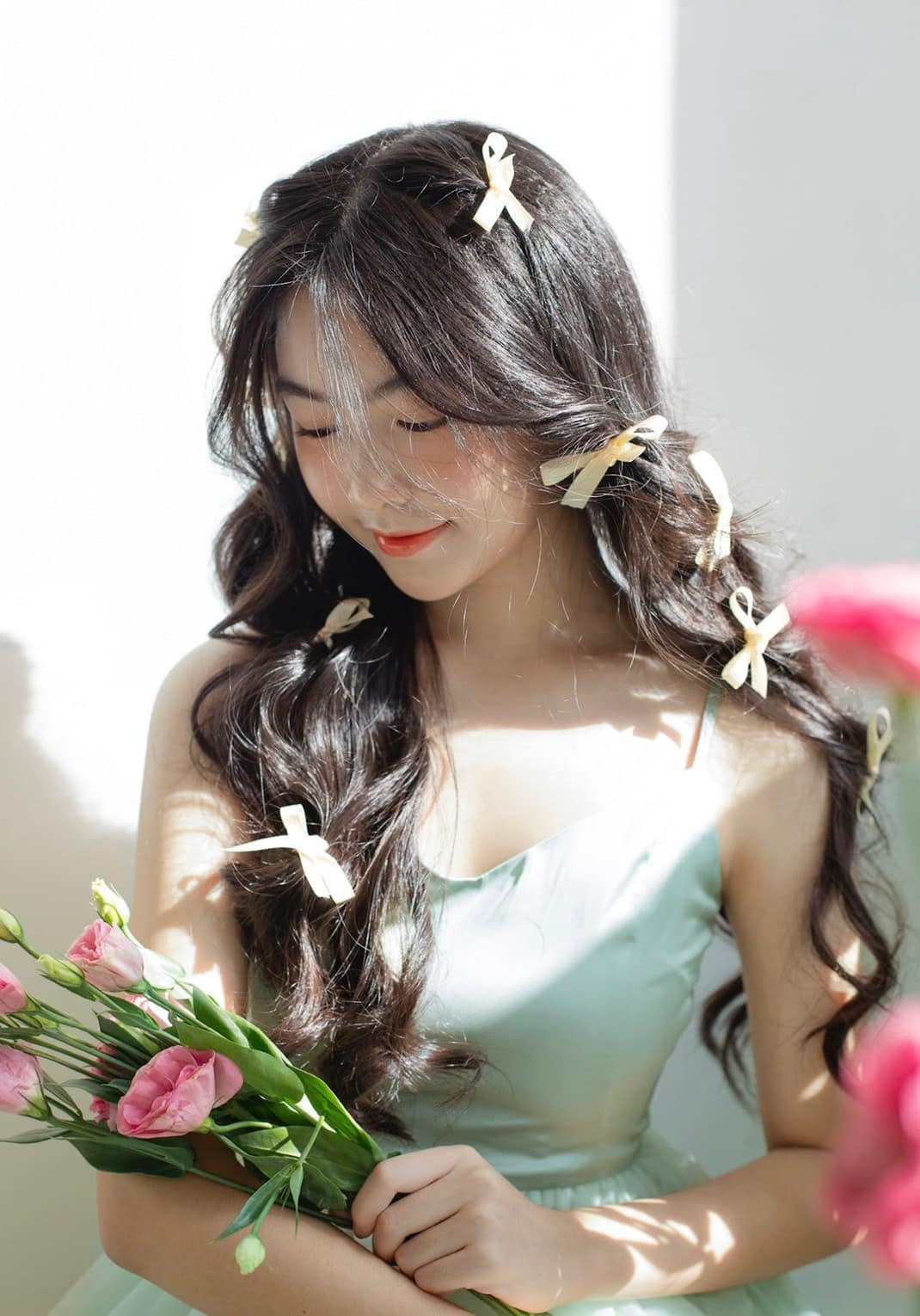 Vợ chồng MC Quyền Linh rất vui khi con gái chững chạc và trưởng thành đúng tuổi. Cô bé đời thường là một thiếu nữ thân thiện, gần gũi và dịu dàng.