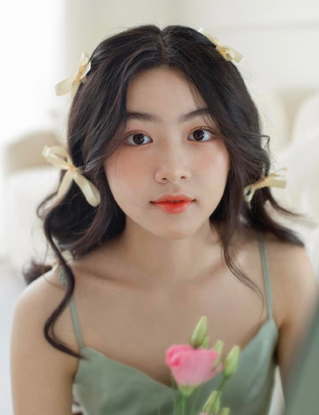 Lọ Lem là con gái đầu của MC Quyền Linh và doanh nhân Dạ Thảo. Cô bé hôm nay tròn 16 tuổi và được nhận xét sở hữu nhan sắc ngọt ngào, ấm áp, hứa hẹn khuynh đảo sân chơi hoa hậu tương lai.