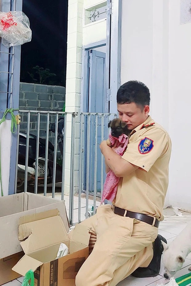 Tự hào Thượng úy CSGT Việt Nam: Ngày tới cơ quan, đêm bốc vác kiêm phụ hồ cứu hộ chó mèo bị bán vào lò mổ - Ảnh 1 Tự hào Thượng úy CSGT Việt Nam: Ngày tới cơ quan, đêm bốc vác kiêm phụ hồ cứu hộ chó mèo bị bán vào lò mổ - Ảnh 1