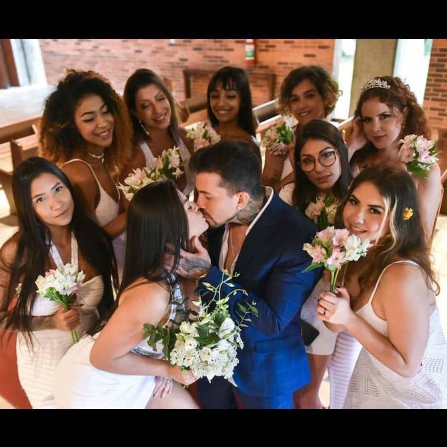 Anh chàng này từng tổ chức đám cưới tập thể với 8 cô gái