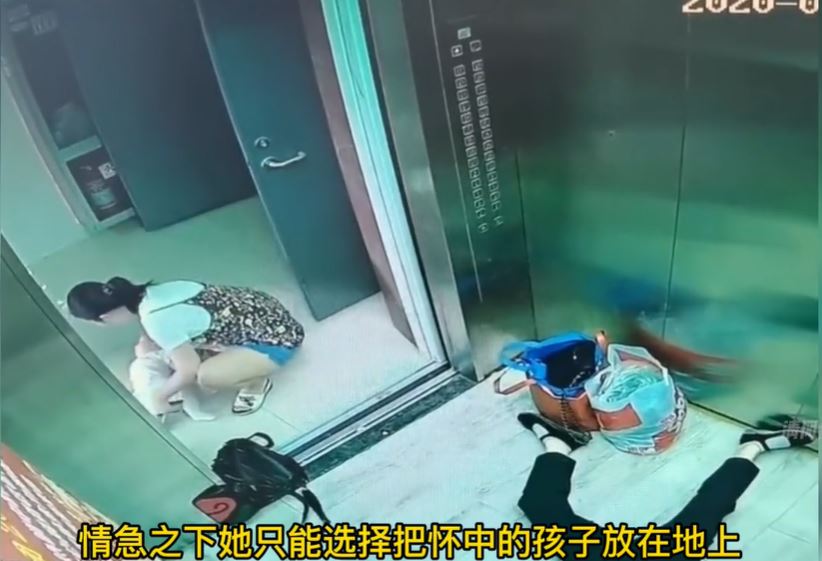Mẹ bỏ mặc con 6 tháng nằm khóc trên nền đất, lý do sau đó nhận triệu lời khen - Ảnh 1 Mẹ bỏ mặc con 6 tháng nằm khóc trên nền đất, lý do sau đó nhận triệu lời khen - Ảnh 1