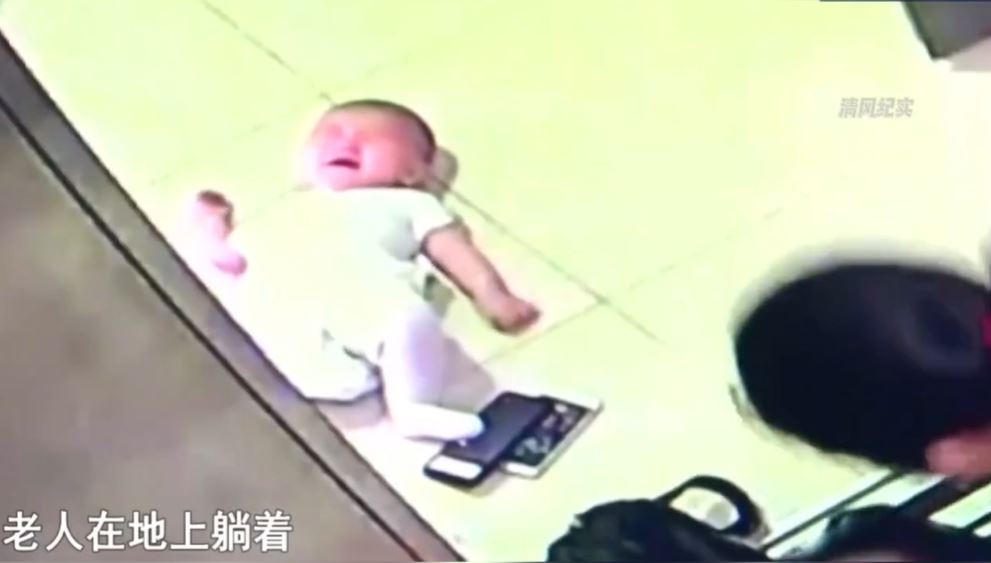 Đứa trẻ ở ngoài khóc lớn