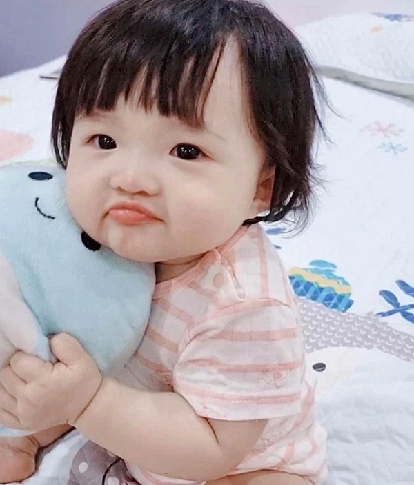 Tan chảy khoảnh khắc con gái Đông Nhi - Ông Cao Thắng học bài, chuẩn con nhà nòi - Ảnh 1 Tan chảy khoảnh khắc con gái Đông Nhi - Ông Cao Thắng học bài, chuẩn con nhà nòi - Ảnh 1