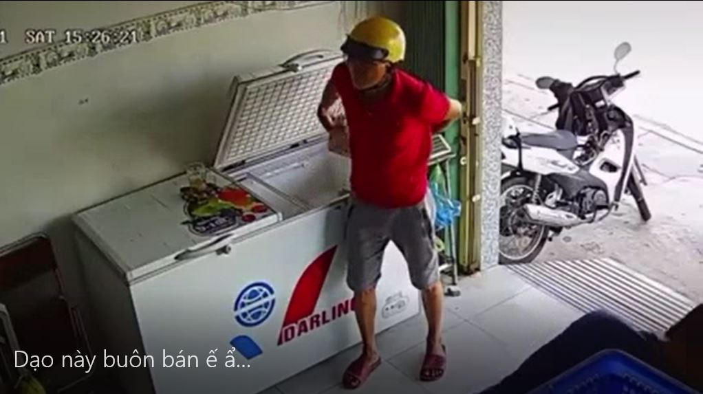 Sau đó nhanh chóng nhét khay thịt vào trong quần, sau lưng