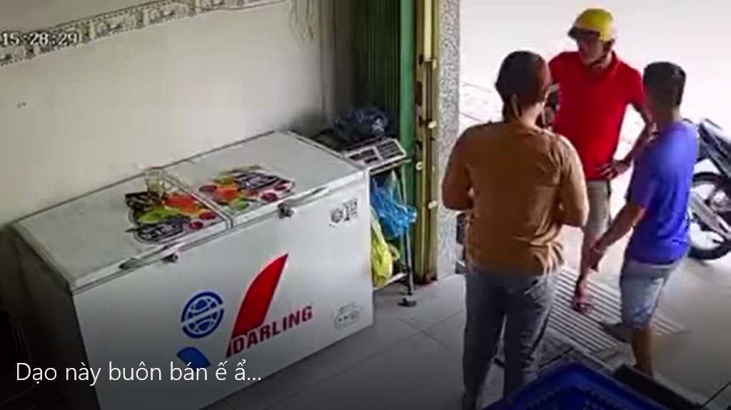 Anh ta bị chủ nhà giữ lại