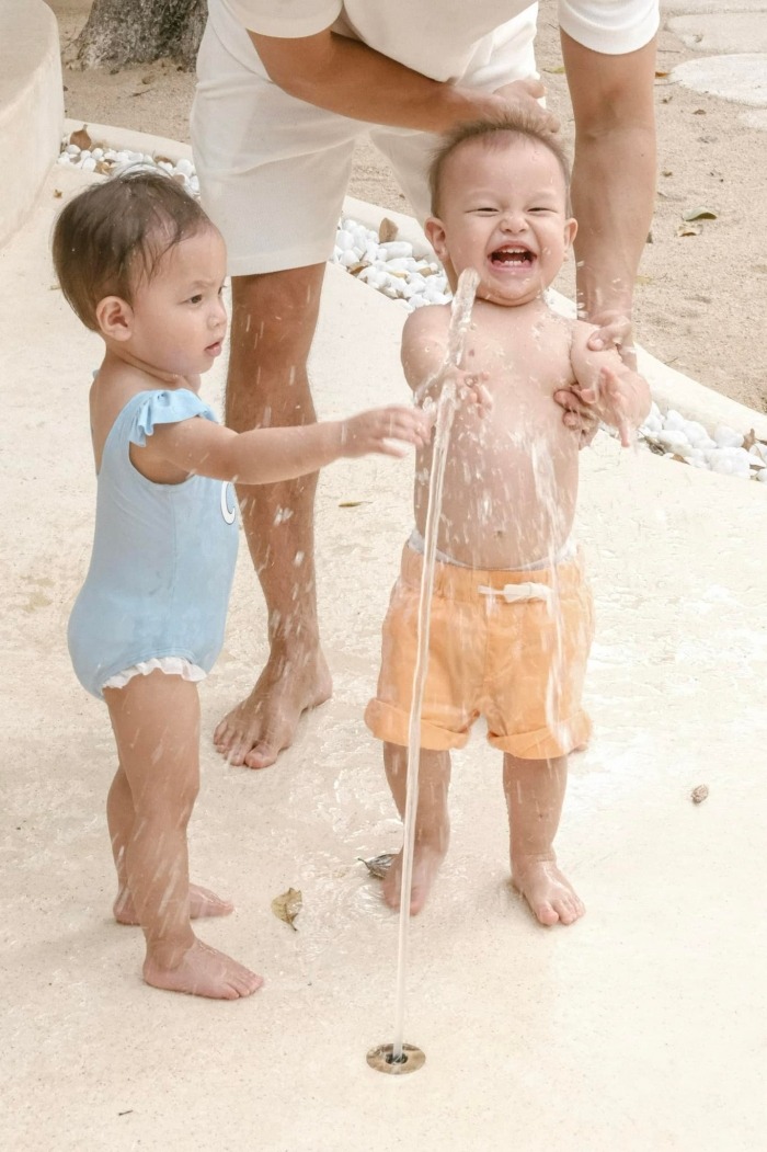 2 nhóc tì nhà Hồ Ngọc Hà quậy tưng bừng trong hậu trường chụp ảnh của mẹ 2 nhóc tì nhà Hồ Ngọc Hà quậy tưng bừng trong hậu trường chụp ảnh của mẹ