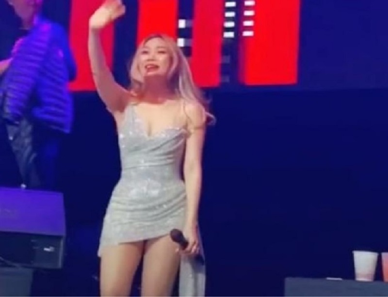 Mỹ Tâm mặc váy ngắn quẩy cực sung Mỹ Tâm mặc váy ngắn quẩy cực sung