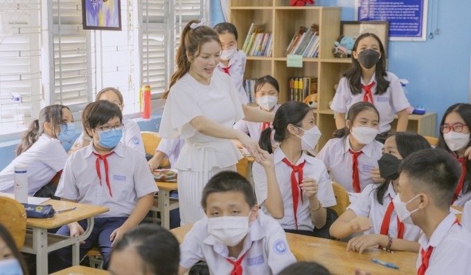 Lý Nhã Kỳ lộ vóc dáng thật qua hình ảnh về thăm trường xưa, nhan sắc tuổi 39 khó tin - Ảnh 1 Lý Nhã Kỳ lộ vóc dáng thật qua hình ảnh về thăm trường xưa, nhan sắc tuổi 39 khó tin - Ảnh 1