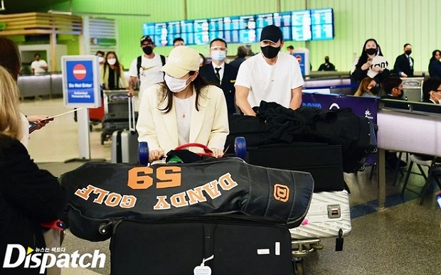 Cặp đôi đã rất khó khăn khi di chuyển ở sân bay Cặp đôi đã rất khó khăn khi di chuyển ở sân bay