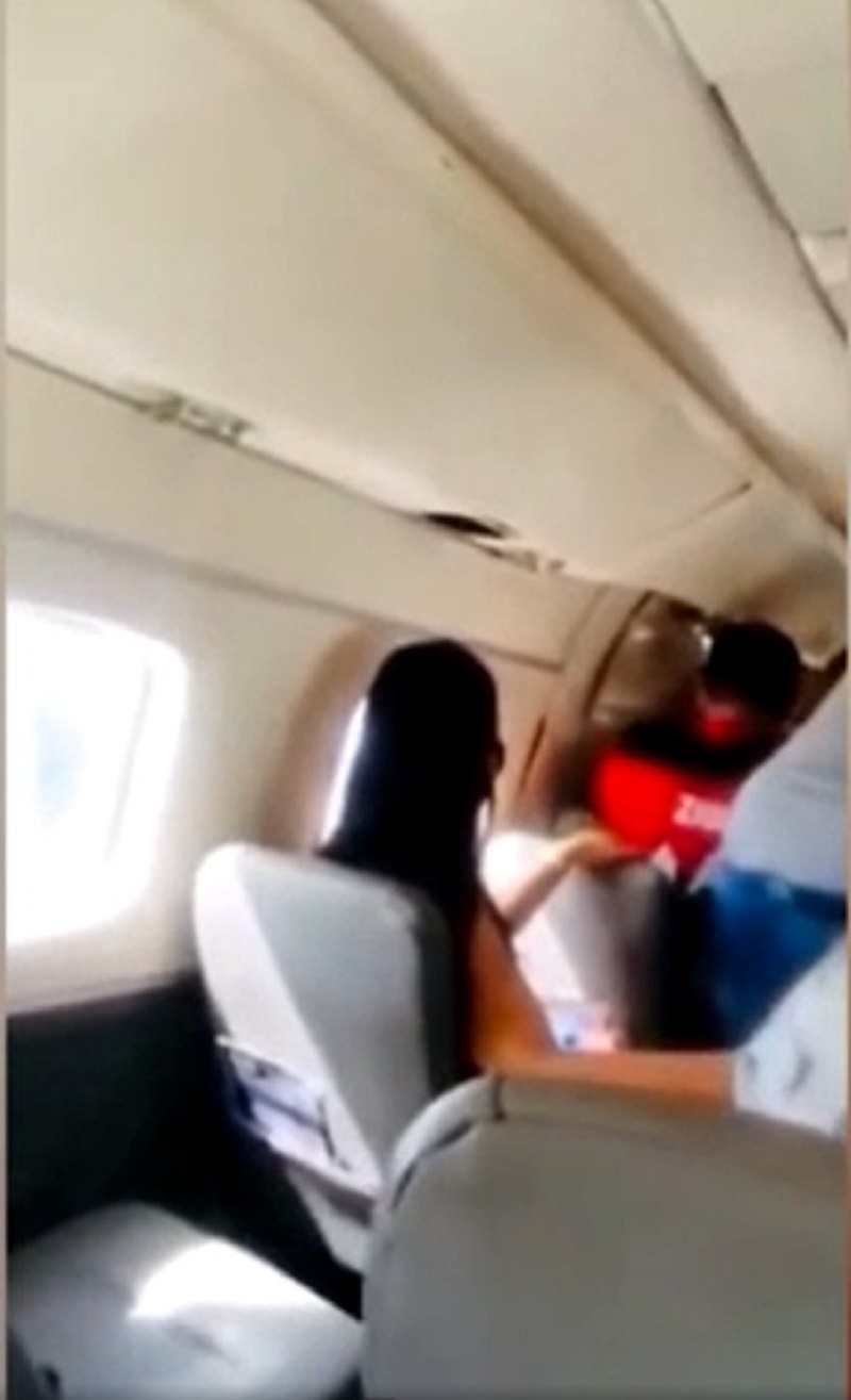 2 hành khách phải giữ 20 phút cho đến khi máy bay hạ cánh an toàn