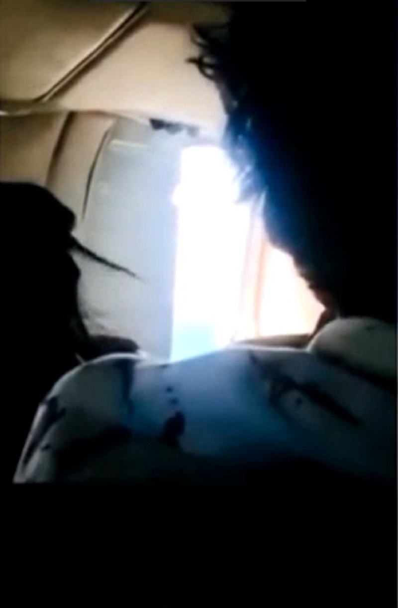 Hình ảnh cánh cửa mở tung trong không trung, ánh sáng và gió hắt thẳng vào khoang máy bay