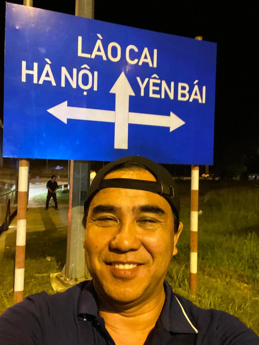 Hình ảnh giản dị của nam MC trong các chuyến công tác, thiện nguyện