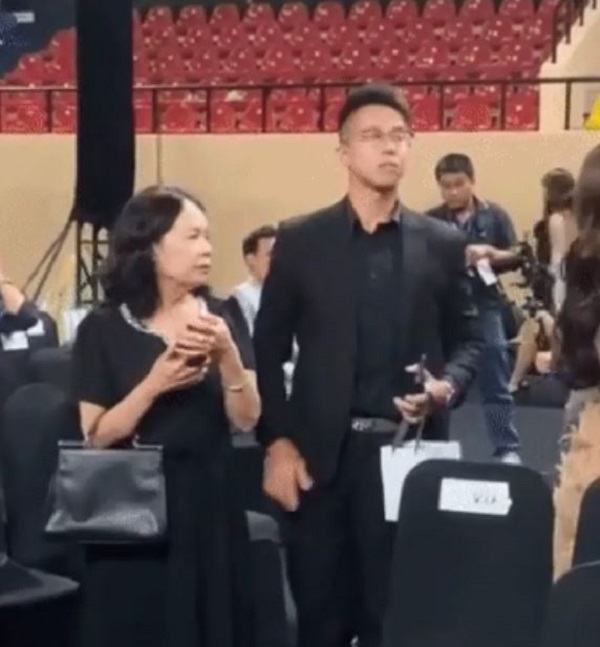 Matt Liu cưng chiều Hương Giang đã đành còn ghi điểm khi tháp tùng mẹ vợ đến nơi đến chốn Matt Liu cưng chiều Hương Giang đã đành còn ghi điểm khi tháp tùng mẹ vợ đến nơi đến chốn