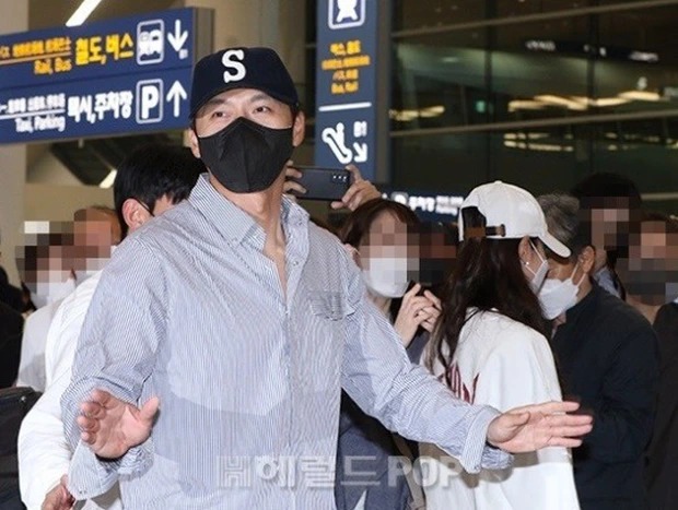 Ngoài là chồng, Hyun Bin còn kiêm luôn vai trò vệ sĩ bảo vệ vợ Son Ye Jin  6