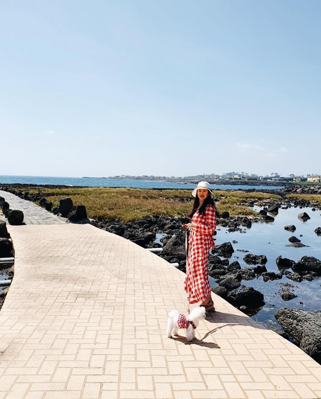 Giấu đầu hở đuôi, Son Ye Jin và Hyun Bin lộ khoảnh khắc đi du lịch trước hôn lễ - Ảnh 1